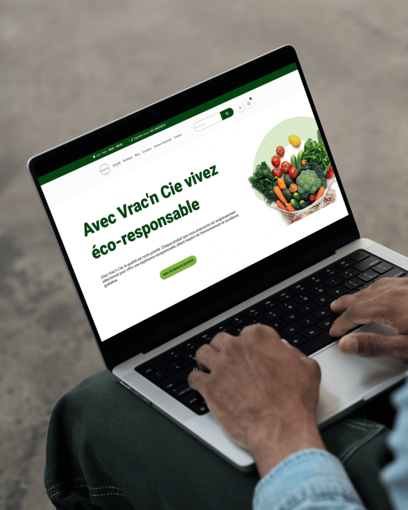 Un homme sur son ordinateur